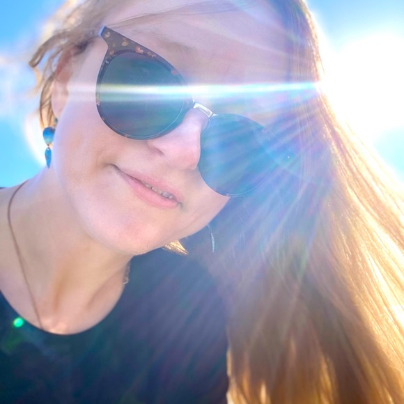 Meet your Posher, Caitlin - Picture 2 of 2